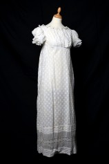 Robe Empire en mousseline de coton brodée d’un semis d’étoiles et garnie de tulle brodé, 1795-1820