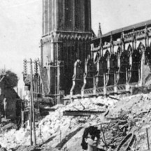 Caen, 6. Juni 1944, zu 75% zerstört durch alliierte Bombenangrif