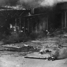 Les hangars et avions en flammes à Pearl Harbour