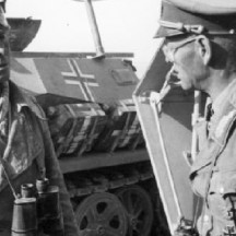 Erwin Rommel diskutiert mit Generalmajor Georg von Bismarck