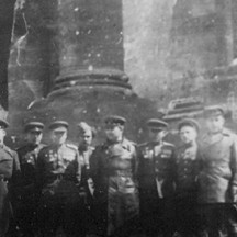 Kommandanten des 8. Panzerkorps der Garde vor dem Reichstag