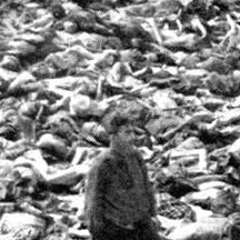 Bergen-Belsen, SS-Sanitätsoffizier inmitten von Leichen