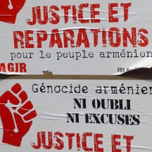 Affiche revendicatrice apposée sur un mur de Paris, 2015
