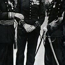 À droite, le commandant Alfred Dreyfus, réhabilité