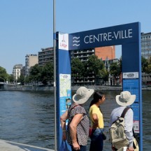 Navette fluviale - Touristes à l'arrêt - © Ville de Liège