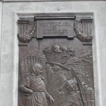 Boteresses et coteresses sur un des bas-reliefs en bronze