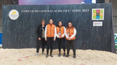 Perrine Julie et Céphora au Salon de l'Agriculture de Paris en compagnie de leur professeur Manon Leclercq