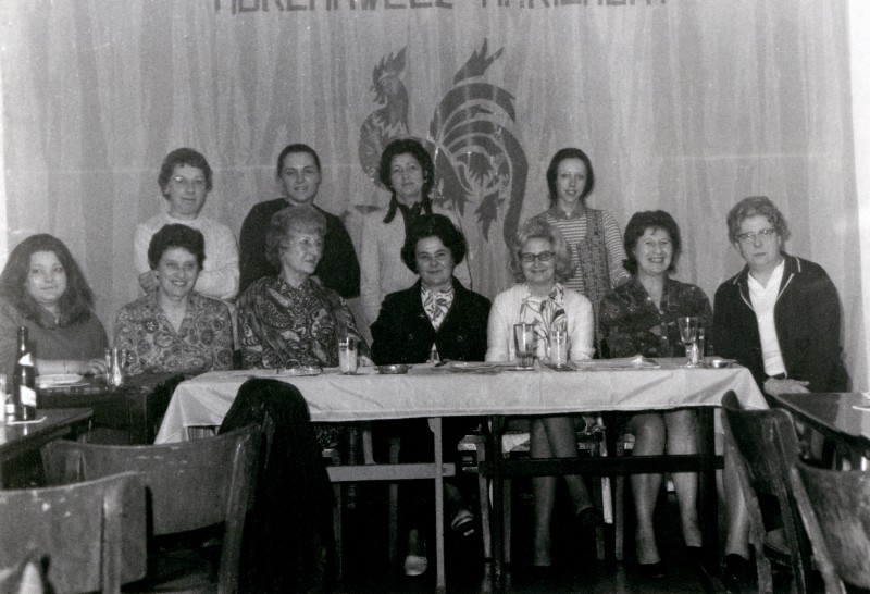 La Commission féminine du Rassemblement wallon réunie à Morlanwez en 1972