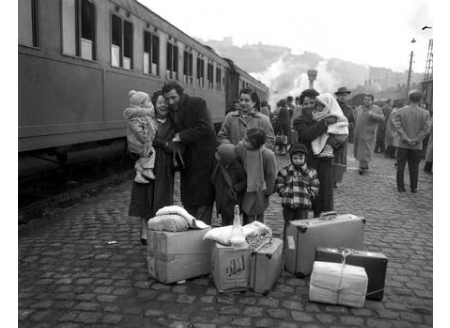 Arrivée en train de familles d'immigrés italiens à la gare de Vivegnis