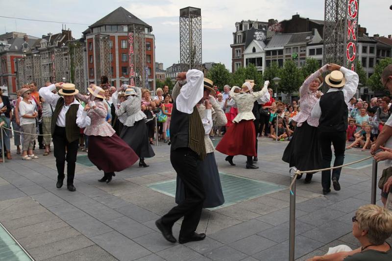 Danses traditionnelles par "les Djoyeux Pochteux"