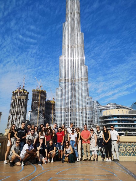 Nos étudiants devant le Burj Khalifa à Dubaï